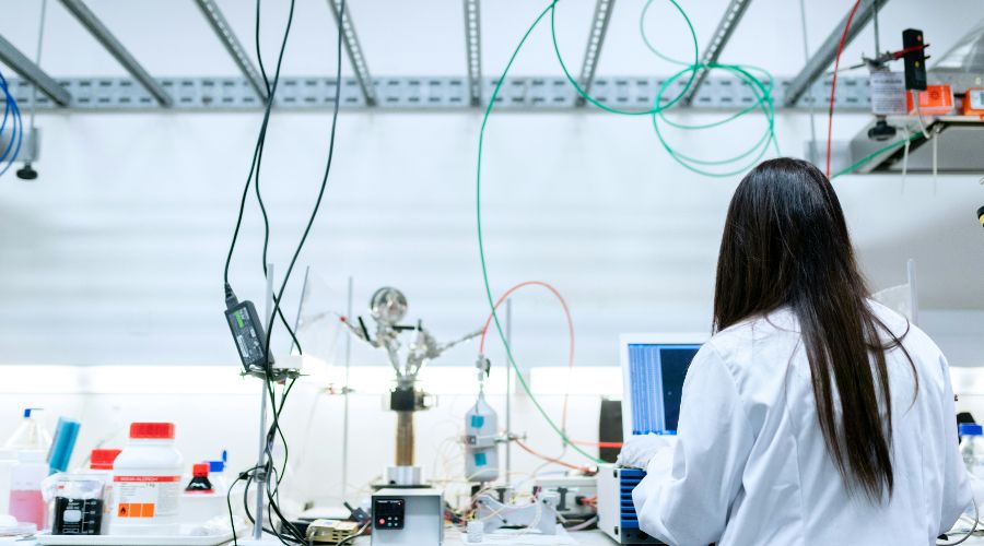 5 najczęstszych błędów popełnianych podczas pracy z urządzeniami laboratoryjnymi - Materiał przedstawia realne przykłady błędów użytkowników (np. błędne ustawienia parametrów, nieprawidłowa kalibracja, błędy w przygotowaniu środowiska pracy, pominięcie testów kontrolnych).