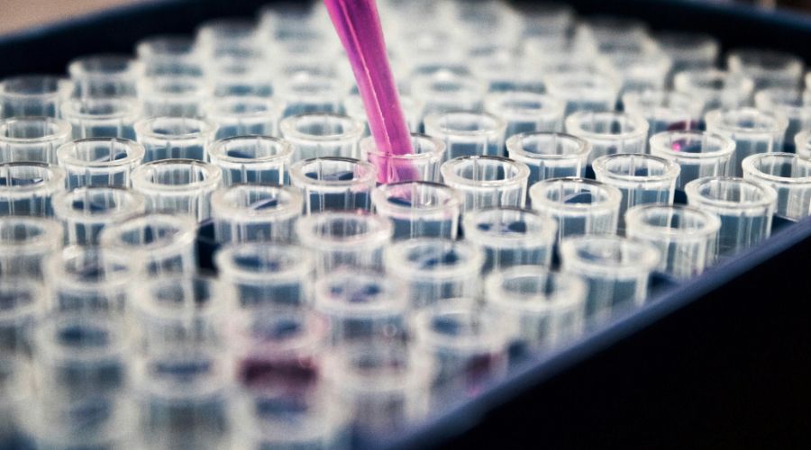 Dlaczego szkolenia z obsługi urządzeń laboratoryjnych są kluczowe dla jakości wyników? - Artykuł wyjaśnia, jak brak odpowiednich kompetencji personelu wpływa na błędy pomiarowe, awarie urządzeń i wydłużenie czasu analizy.