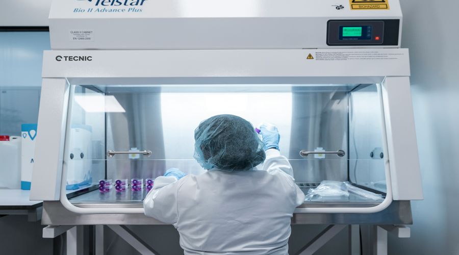 Komory Laminarne – Analiza Techniczna i Pogłębiony Opis - Komory laminarne to kluczowe urządzenia w laboratoriach, zapewniające ochronę próbek przed zanieczyszczeniami i bezpieczeństwo pracy personelu. Aby spełniały swoją funkcję w 100%, muszą być regularnie kwalifikowane zgodnie z normami ISO i GMP. 