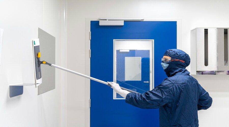 Pomieszczenia czyste (clean room) – zasady, klasy, bezpieczeństwo i organizacja pracy - Clean roomy to pomieszczenia o ściśle kontrolowanych warunkach, w których nawet pojedyncza cząstka może zadecydować o bezpieczeństwie pracy i jakości wyników. Aby utrzymać wymaganą klasę czystości, kluczowe są nie tylko zaawansowane systemy filtracji i we